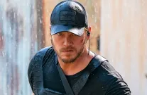 Hvězda Strážců Galaxie je na seznamu smrti. Mohou za to konspirační teorie, nebo mu jde opravdu po krku vláda?