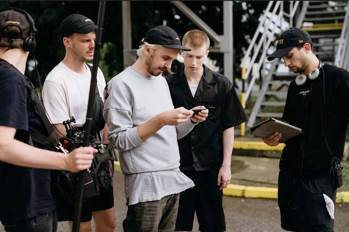 „Cílem bylo zničit Adama Mišíka,“ říká režisér karlovarského hitu BANGER. Adam Sedlák