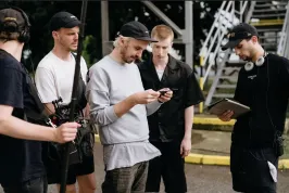 „Cílem bylo zničit Adama Mišíka,“ říká režisér karlovarského hitu BANGER. Adam Sedlák