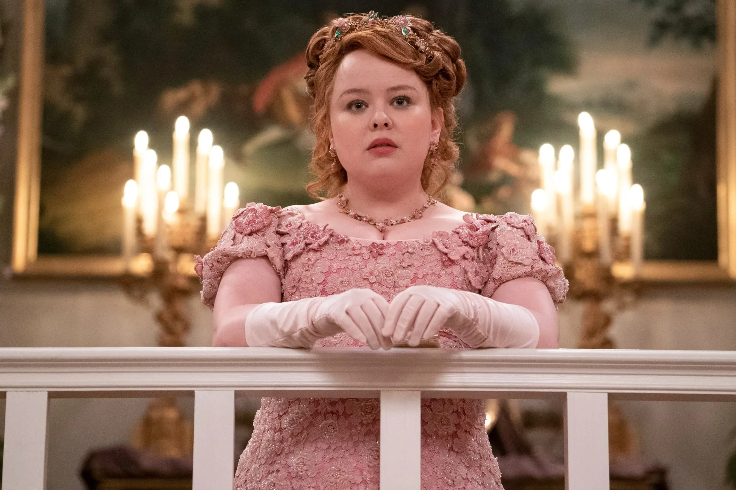 „Která debutantka zazáří nejjasněji?“ ptá se lady Whistledown ve třetí řadě Bridgertonových