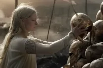 Nová várka fotek z Pána prstenů: Prstenů moci. Kostýmy připomínají řeckou tragédii