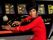 Zesnulá Nichelle Nichols svou rolí ve Star Treku prolomila největší americká tabu. Šlo o mnohem víc než zakázaný polibek