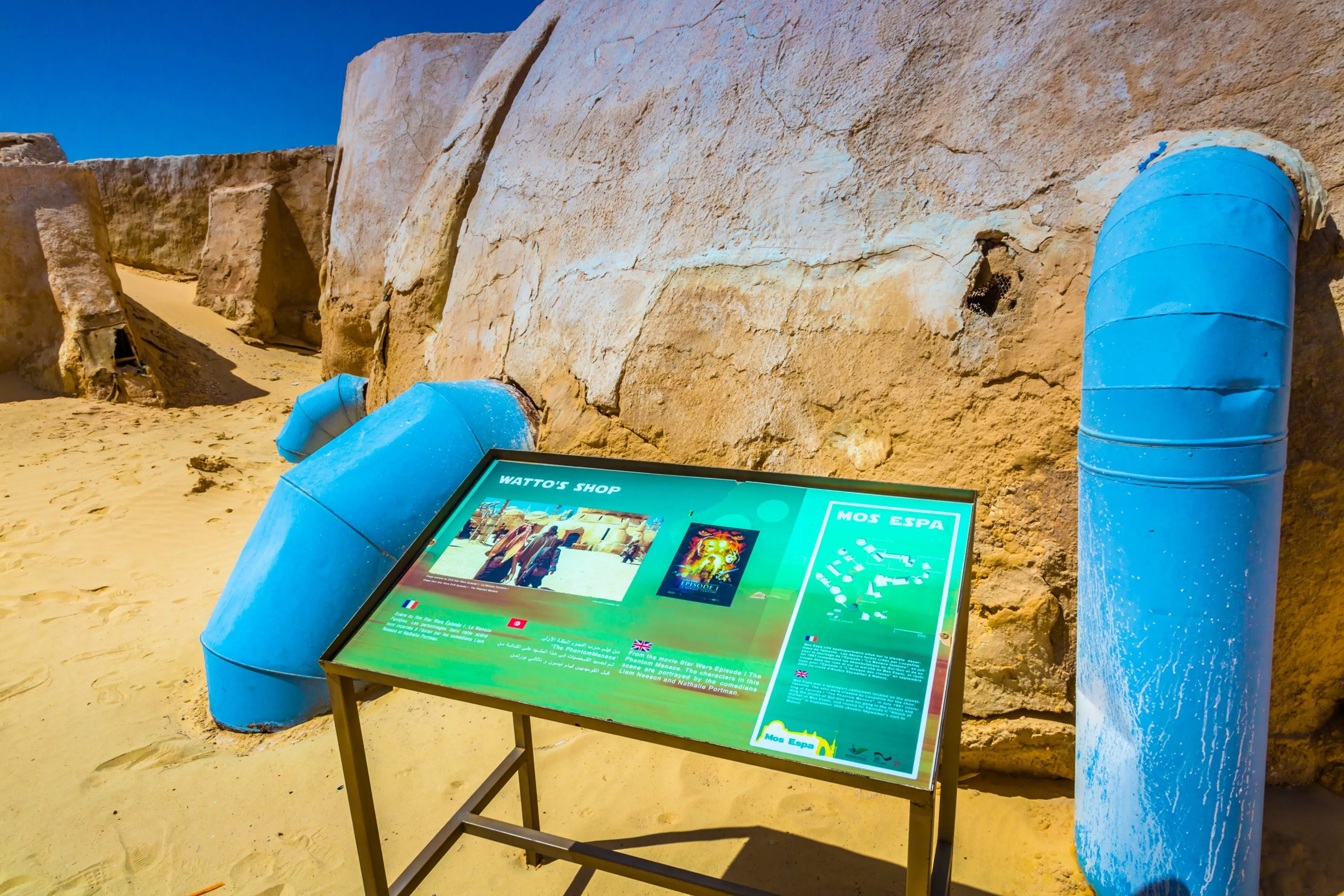 opustene-filmove-kulisy-lakaji-k-navstevam-nechte-se-pozvat-take-1