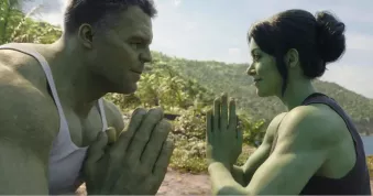 She-Hulk dorazila na Disney+ a první ohlasy jsou rozporuplné. Tatiana Maslany ale v hlavní roli září