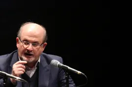 Napsal knihu urážející proroka Mohameda. Po více než 30 letech byl kvůli tomu pobodán. Už v roce 1990 byl ale natočen film o atentátu na něj