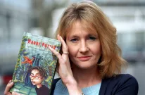 J. K. Rowling napsala knihu, jejíž hrdinka je zabita kvůli transfobii. Autorka Harryho Pottera přitvrzuje