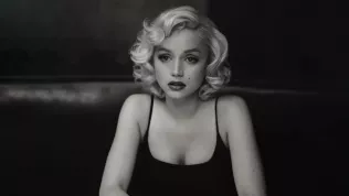 Bude Blondýnka nejkontroverznějším filmem roku? Portrét Marilyn Monroe už více rozporuplný být nemůže