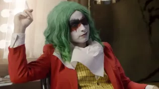 Filmová queer verze Jokera byla sice stažena z festivalu kvůli problémům s autorskými právy, její divoký trailer ale ještě nezakázali