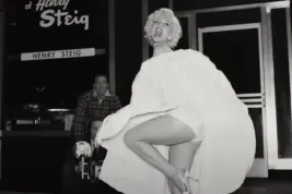 Blondýnka nevybíravě odhaluje největší filmovou divu. Film o Marilyn Monroe bolí sledovat