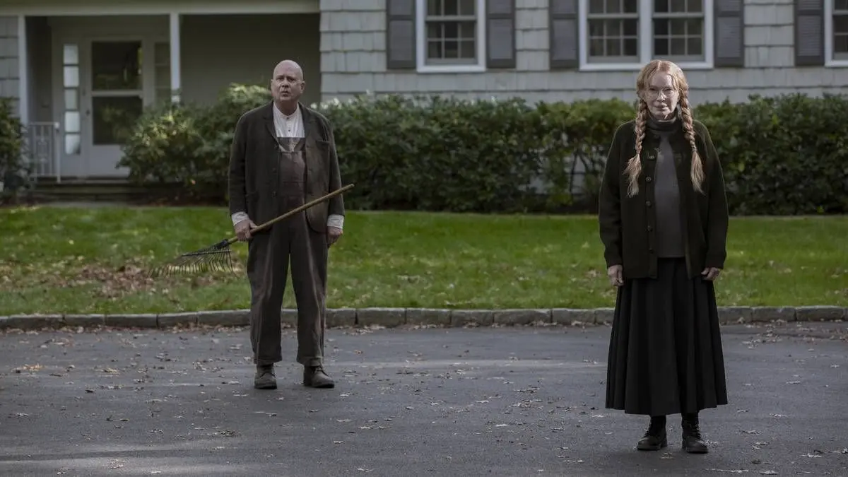 mysteriozni-serial-vidim-vas-dela-ze-stehovani-a-novych-sousedu-nocni-muru-byt-casto-nechtene-usmevnou