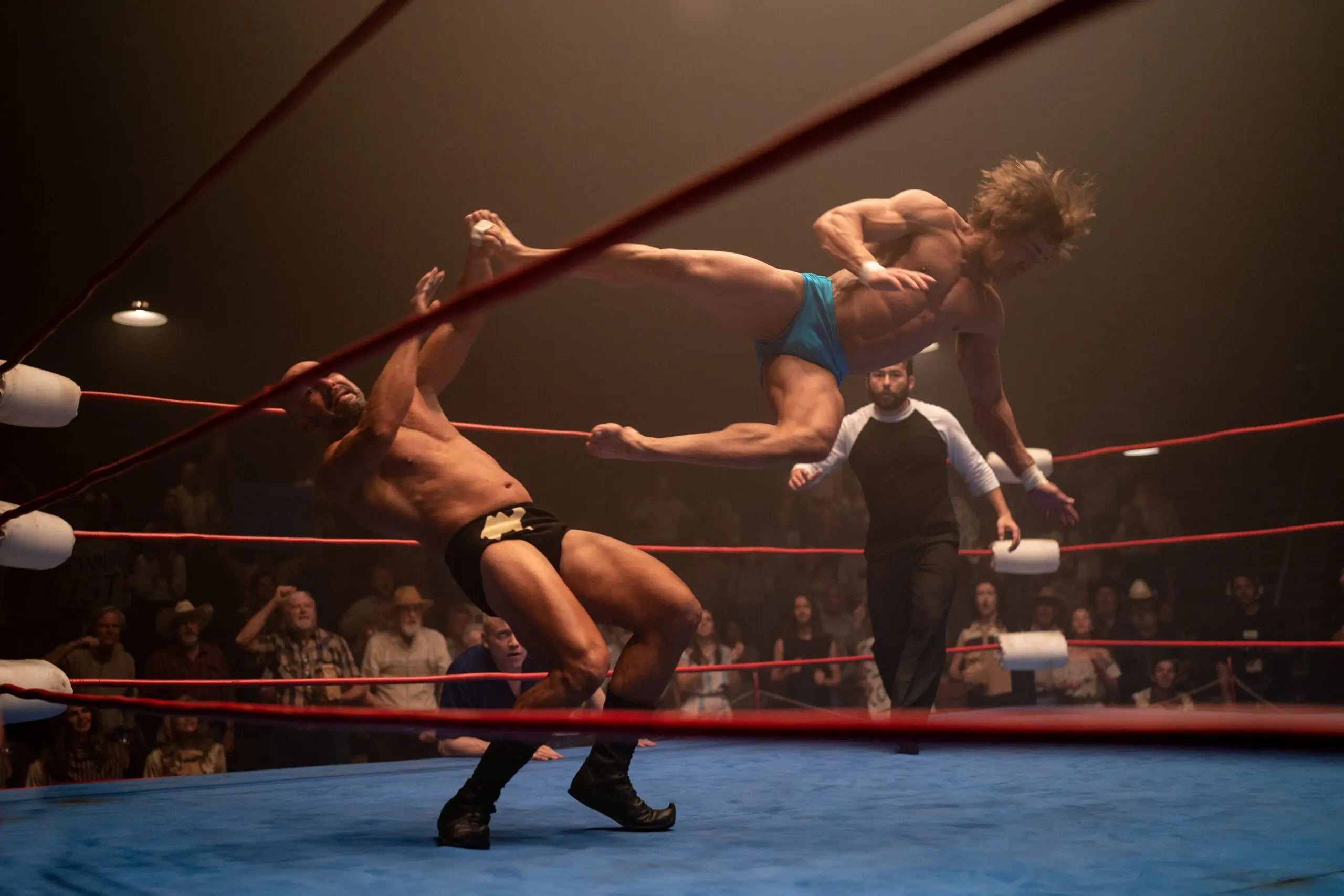 Zapomeňte na Muzikál ze střední. Zac Efron ukazuje nabušené svalstvo a sestřih ze Shreka ve filmu o prokleté wrestlingové dynastii