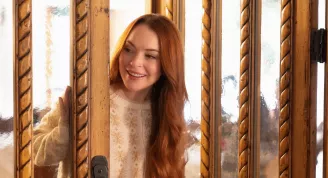 Vánoce na spadnutí vrací na scénu Lindsay Lohan. Letošní první tematický film Netflixu je plný klišé