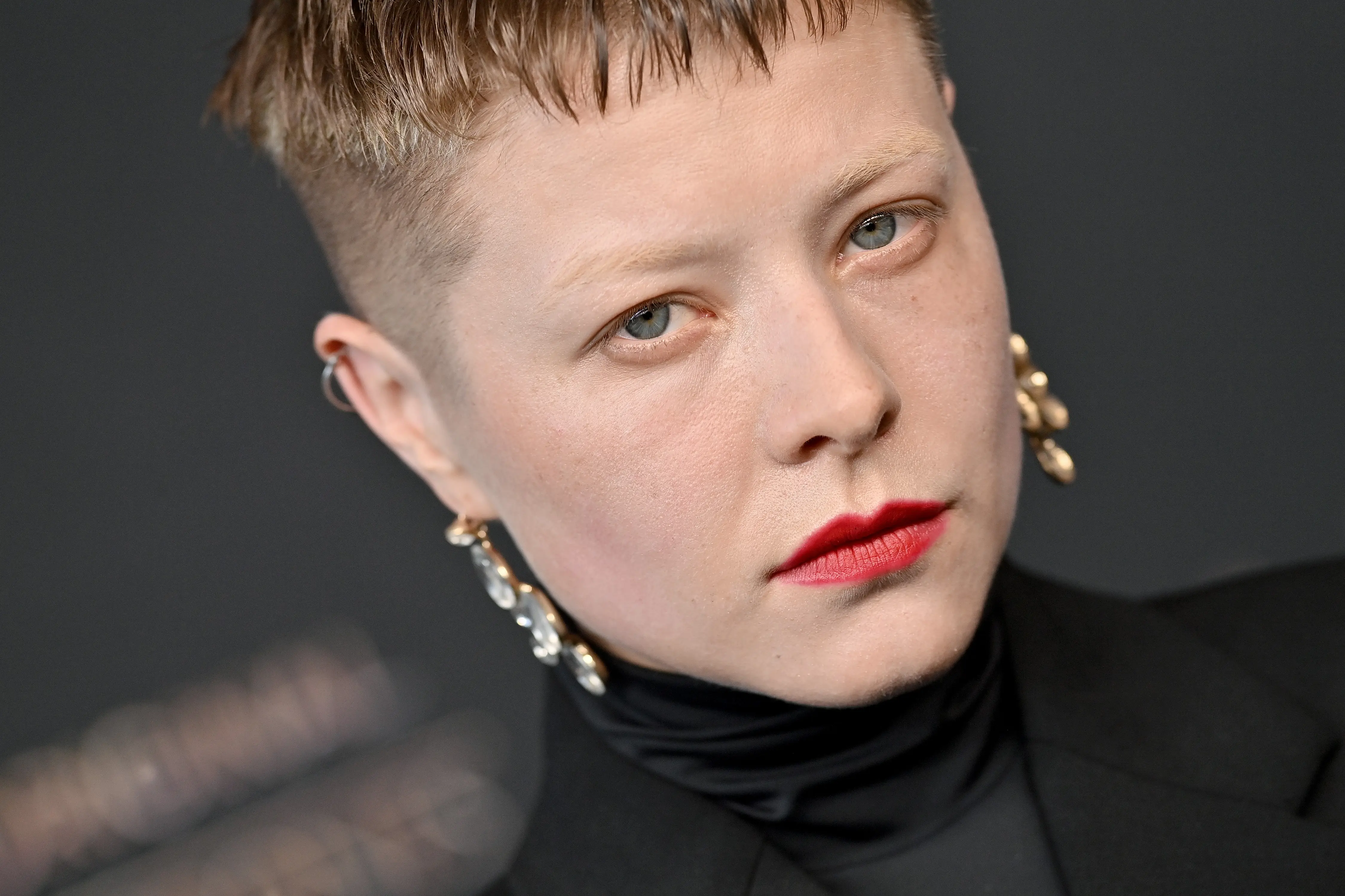 on-ona-oni-nebinarni-emma-darcy-z-rodu-draka-pristi-rok-zatresou-kategoriemi-filmovych-cen-vznikla-diskuze-rozhodne-neni-ztratou-casu