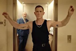Daniel Craig tanečně září v bláznivé reklamě na vodku, kterou natočil režisér posledního Thora