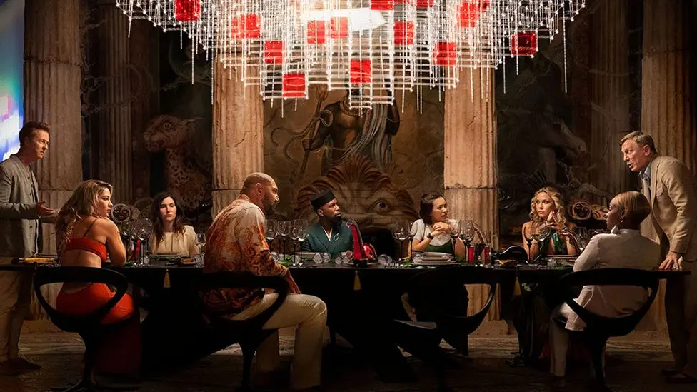 daniel-craig-tanecne-zari-v-blaznive-reklame-na-vodku-kterou-natocil-reziser-posledniho-thora