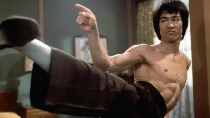 Po půlstoletí se přišlo na to, proč legendární Bruce Lee zemřel už ve 32 letech. Oscarový režisér o něm nyní natočí životopisný film