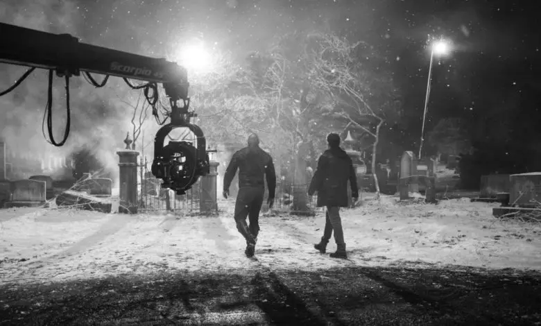 dwayne-johnson-se-jde-rvat-s-krampusem-a-novinar-ze-spider-mana-predvadi-uctyhodnou-muskulaturu-v-ocekavanem-vanocnim-akcnaku-red-one