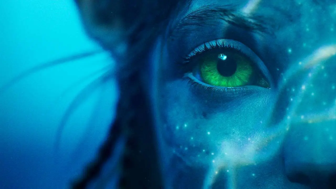 Druhý Avatar je agresivně nádherný film. Opět posouvá hranice možného a vymyká se vší své konkurenci