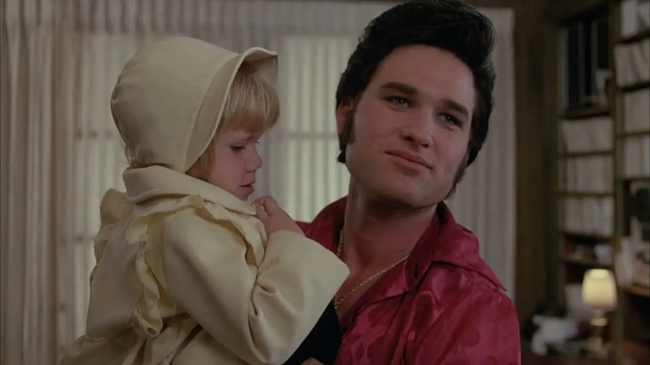 Ve své první roli Kurt Russell nakopl Elvise. Krále rokenrolu si tajně zahrál v nejmilovanějším filmu 90. let