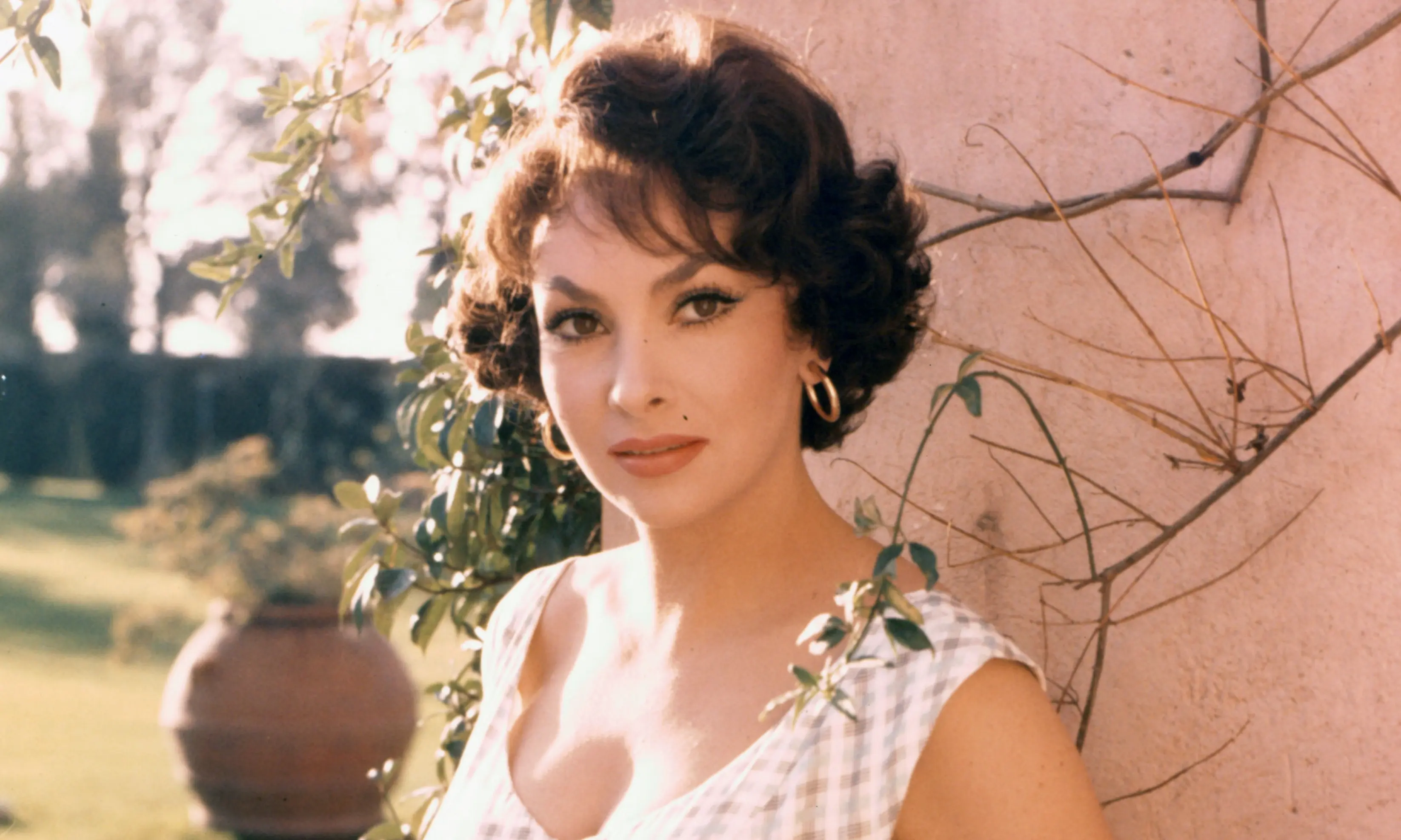 Ve věku 95 let zemřela Gina Lollobrigida. Nejkrásnější ženu na světě marně sváděl hollywoodský milionář a její falešný sňatek musel anulovat papež