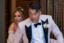Svatba Jennifer Lopez se v Shotgun Wedding změní na přestřelku, u níž se budete smát i chytat za hlavu