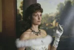 Císařovna Sisi s mopem na chodbě. Film Korzet potutelně nabourává mýtus historické „věrnosti"