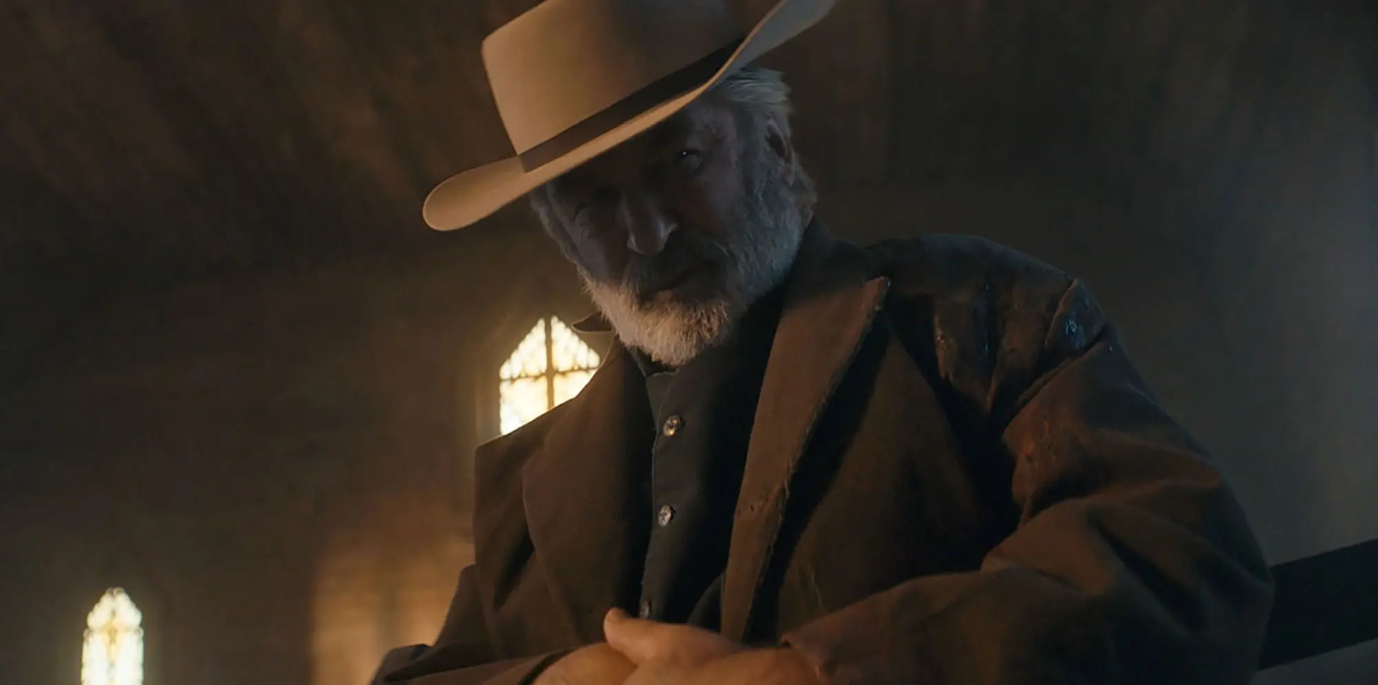 Natáčení, během nějž Alec Baldwin zastřelil kameramanku, se opět rozbíhá. Poučí se Hollywood?