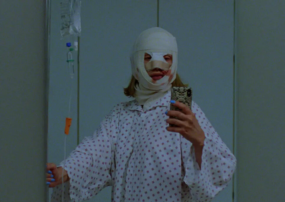 Vernisáže, novinové články a ubohé životy. Ve filmu Je mi ze sebe špatně dáví hlavní hrdinka krev a upozorňuje na společenskou apatii