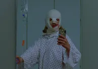 Vernisáže, novinové články a ubohé životy. Ve filmu Je mi ze sebe špatně dáví hlavní hrdinka krev a upozorňuje na společenskou apatii