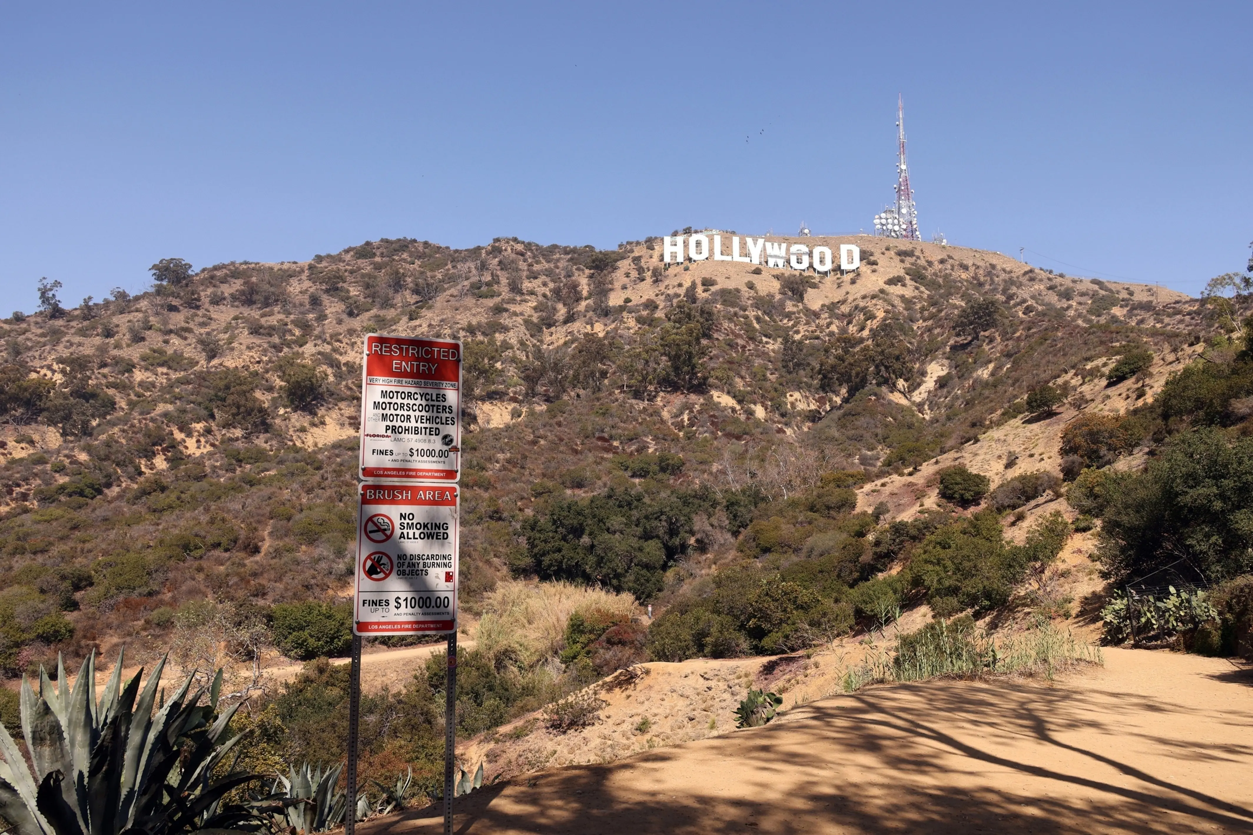 napis-hollywood-se-nad-la-skvi-uz-100-let-puvodne-slo-o-jine-slovo-jeho-vyznam-je-nedozirny-2