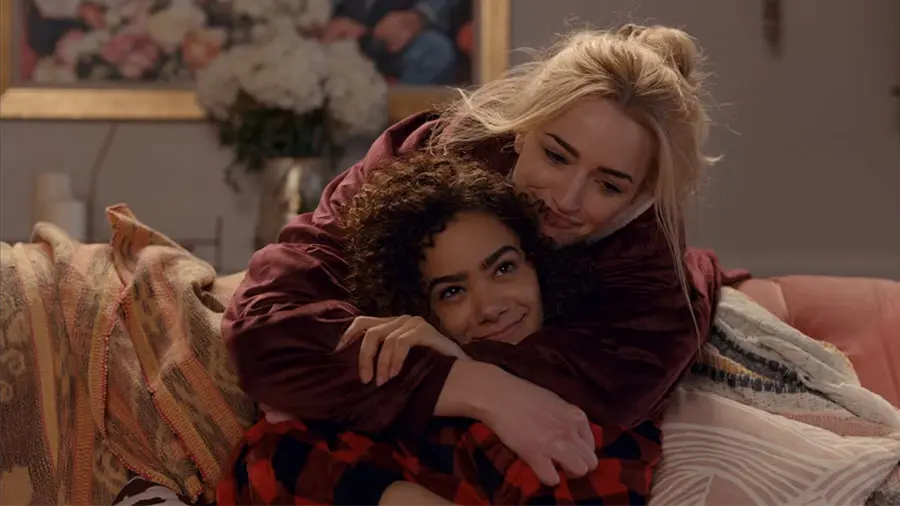 Ginny & Georgia řeší vztah matky s dcerou, rasismus i sebepoškozování. Přesto jde hlavně o americký teen seriál o vztazích