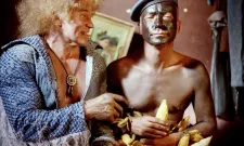 Braková artovka United Trash způsobila pobouření. Otrlé publikum si užije gay generála i rýpání do OSN