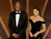 Morgan Freeman na Oscarech zaujal černou rukavicí. Nosí ji kvůli neustálé fyzické bolesti