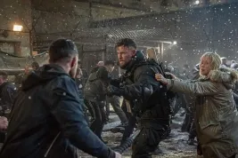 Chris Hemsworth v českých kulisách vymlátí plné nádvoří a sestřelí vrtulník