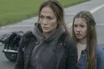 Smrtonosná Jennifer Lopez chrání dceru v akčňáku Matka, který prohlubuje mizérii Netflixu