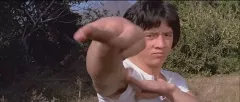 Jackie Chan se ve filmu zjevil před 45 lety. Bojová umění postavil na hlavu