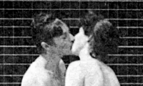 První polibek v dějinách kinematografie proběhl mezi dvěma ženami. Ještě dříve, než film vznikl