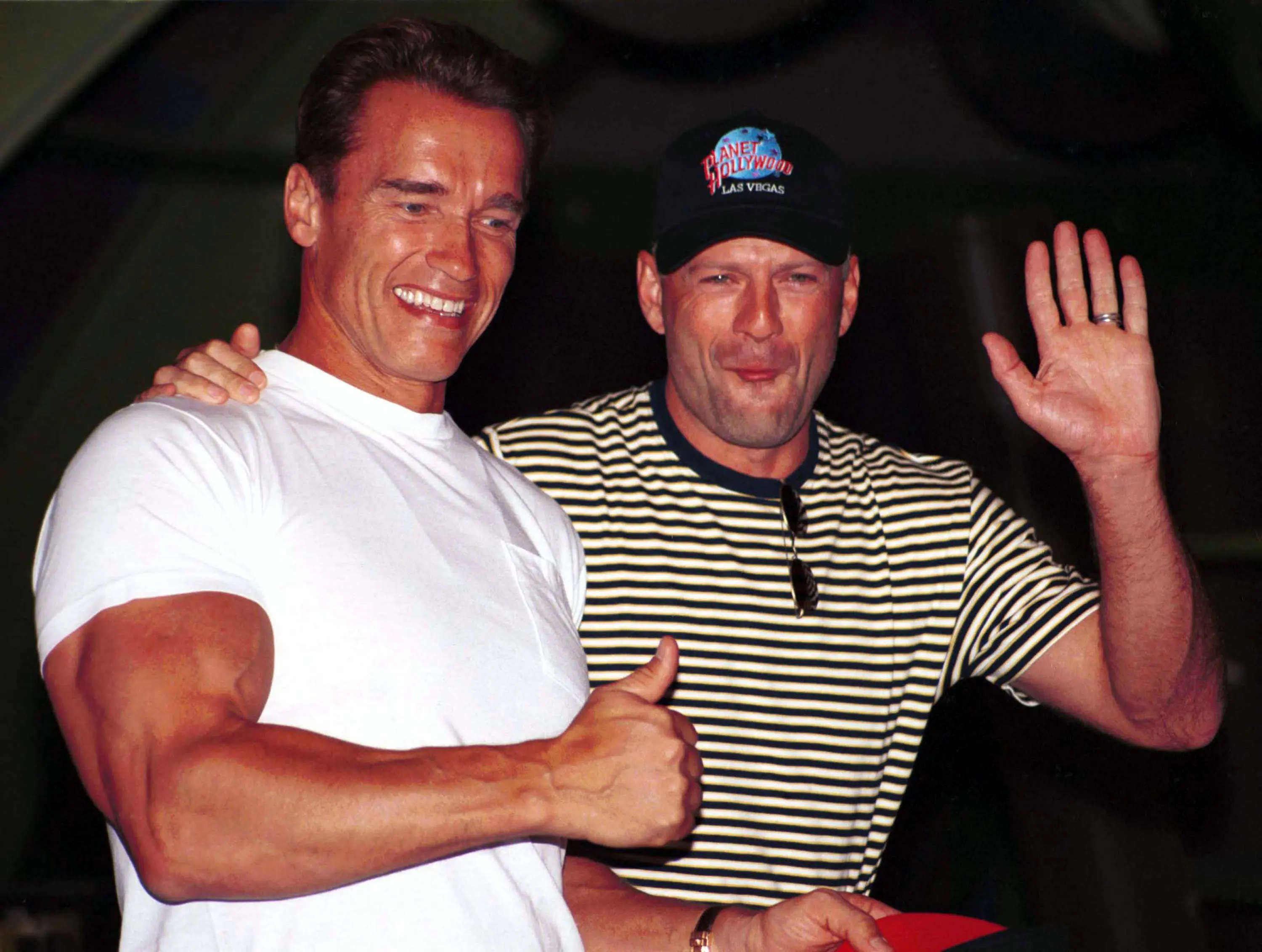 „Akční hrdinové neodchází.“ Dojemná Schwarzeneggerova slova nemocnému Willisovi