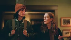 Hvězda Stranger Things řeší složitý vztah s matkou v režijním debutu Jesseho Eisenberga