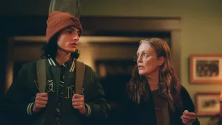 Hvězda Stranger Things řeší složitý vztah s matkou v režijním debutu Jesseho Eisenberga