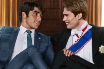 Románek synů britského krále a americké prezidentky není gay love story, ale trapas