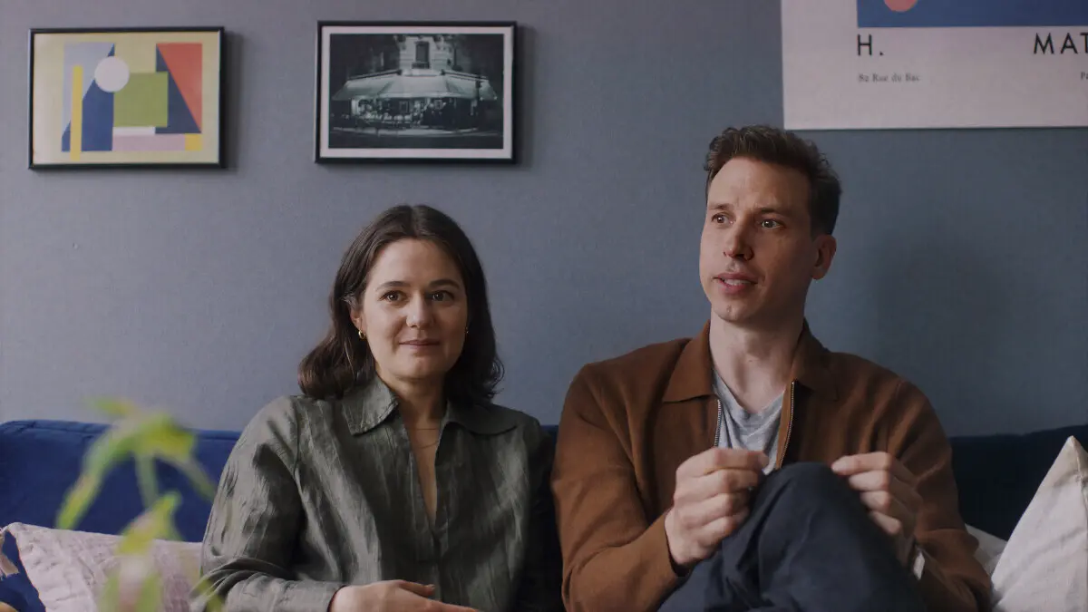 Recenze: Hypnóza jako cesta k autenticitě? Severská komedie se snaží bořit konvence