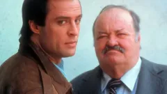 Seriál Jake a Tlusťoch zrušili po jediné sezóně. Záchrana přišla v havajské košili