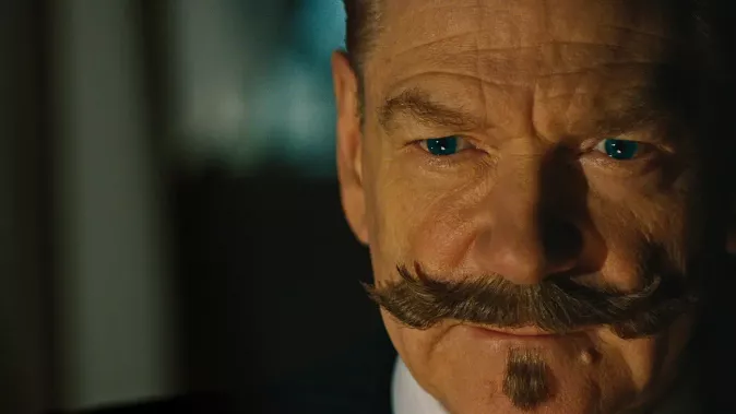 Branagh jako Poirot v dalším traileru. Přízraky v Benátkách jsou temné jako smrt