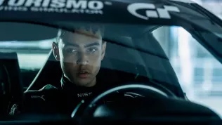 Videorecenze: Gran Turismo je skutečný příběh o outsiderovi, jehož tělo splyne se strojem