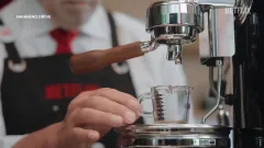 Gal a Arnold připravují akcí nabitou kávu