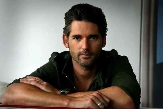 Eric Bana alias Hector z Troje slaví 55. Je vášnivý závodník, v Hollywoodu zůstal ve stínu