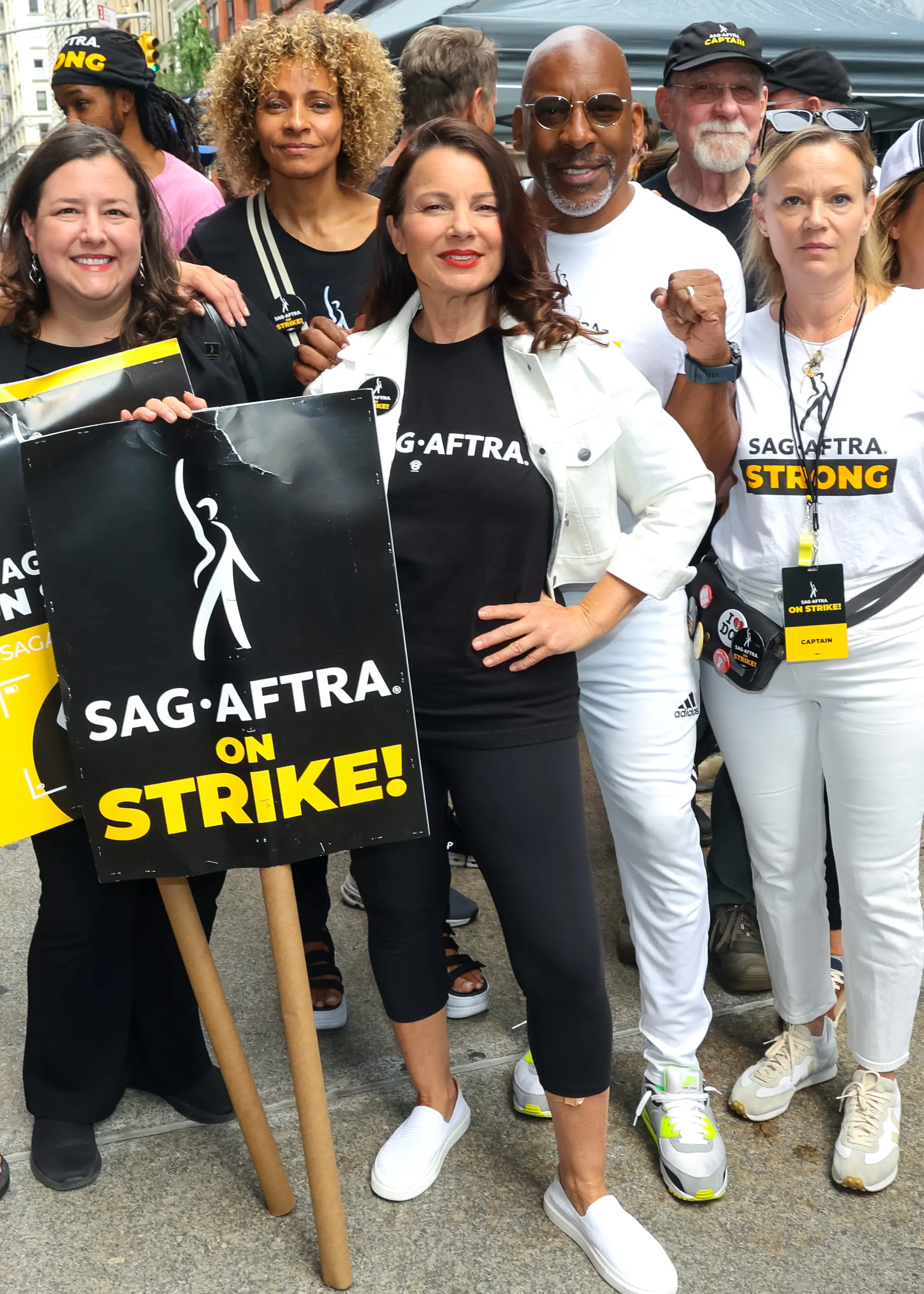 Fran Drescher (uprostřed) se účastní stávky v centru Manhattanu 03. srpna 2023 v New Yorku 