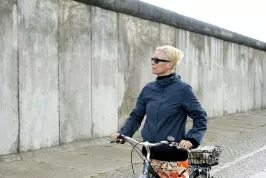 Tilda Swinton jede na kole po Berlíně. Blíží se přehlídka filmů o dopravě a urbanismu