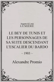 Le Bey de Tunis et les personnages de sa suite descendant l'escalier du Bardo